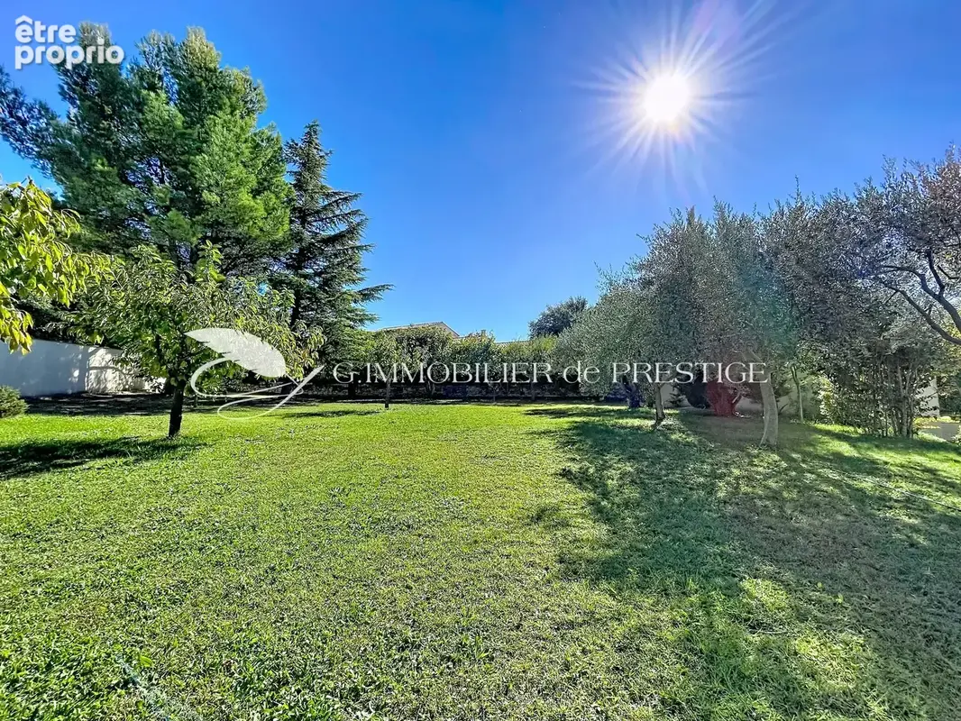 Une remarquable villa d’architecte et sa piscine baignée de soleil - photo 17