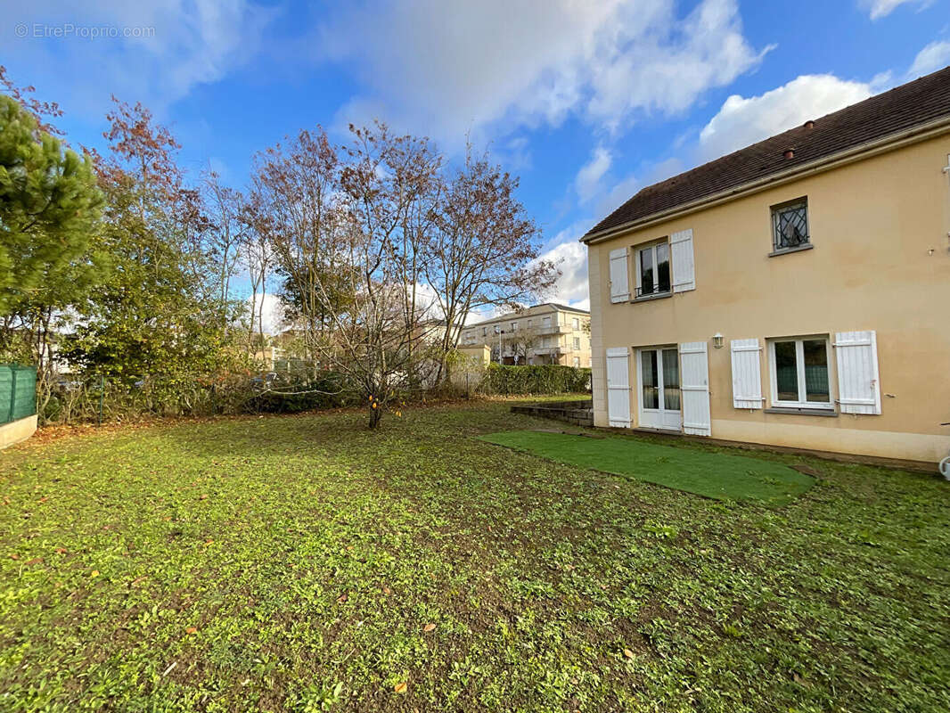 Maison à CHANTELOUP-LES-VIGNES