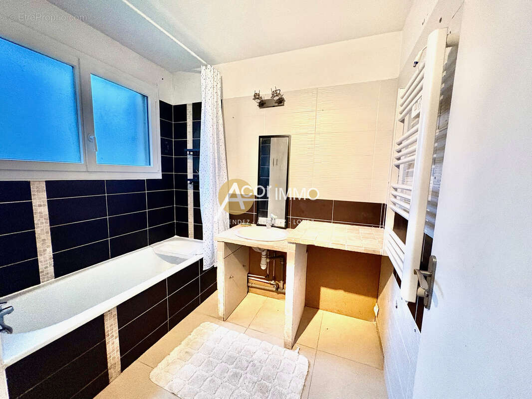 COUP DE COEUR-Bel appartement  2 CHAMBRES en REZ DE JARDIN et 1 Parking privatif - photo 8
