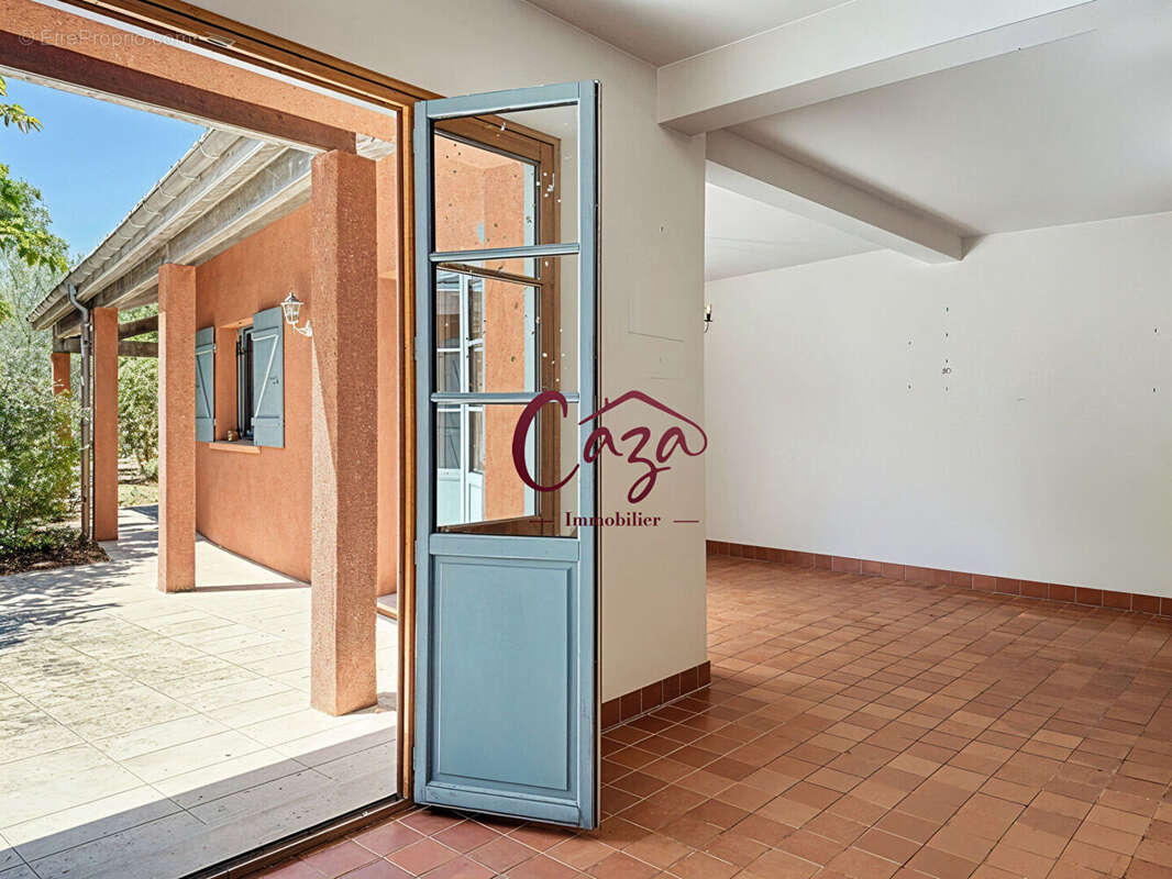 Maison 8 Pièces 235 m² - photo 2