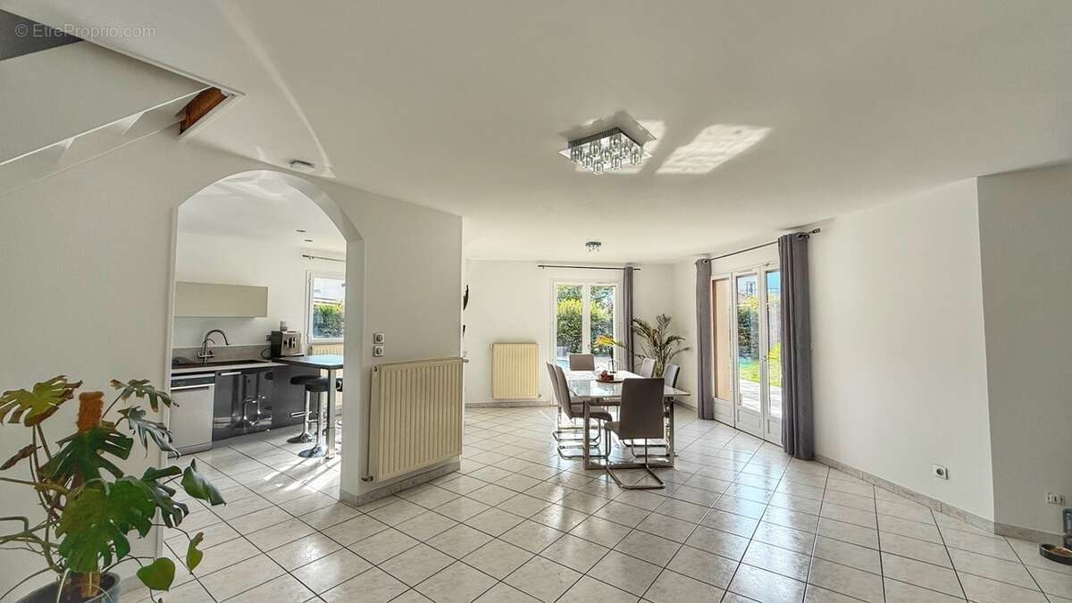 Maison à SAINT-ETIENNE-DE-CROSSEY