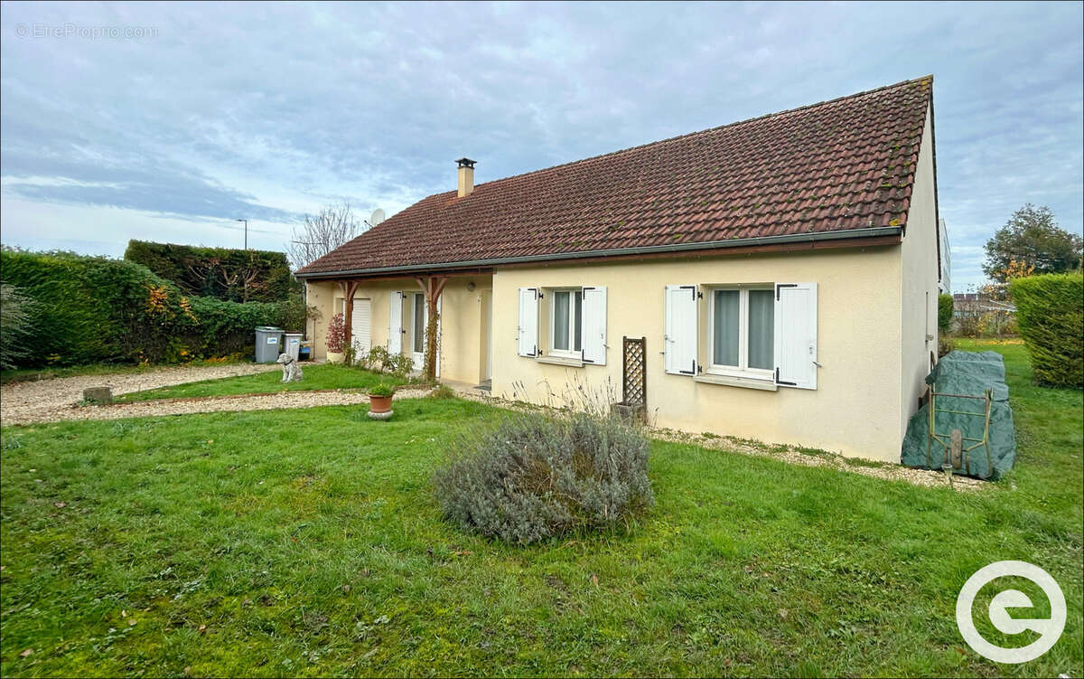 Maison à AILLANT-SUR-THOLON