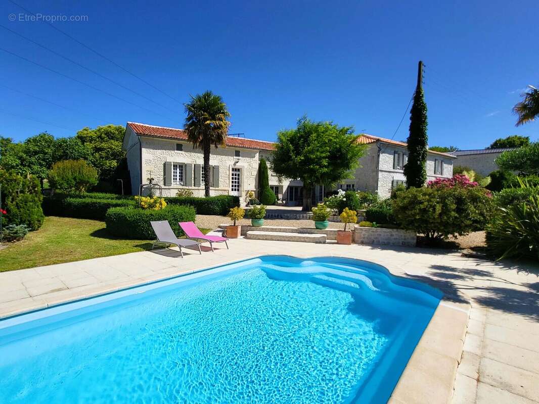 Très jolie maison familiale en pierre, comprenant 4 chambres, avec piscine et grande grange sécurisée. - photo 15