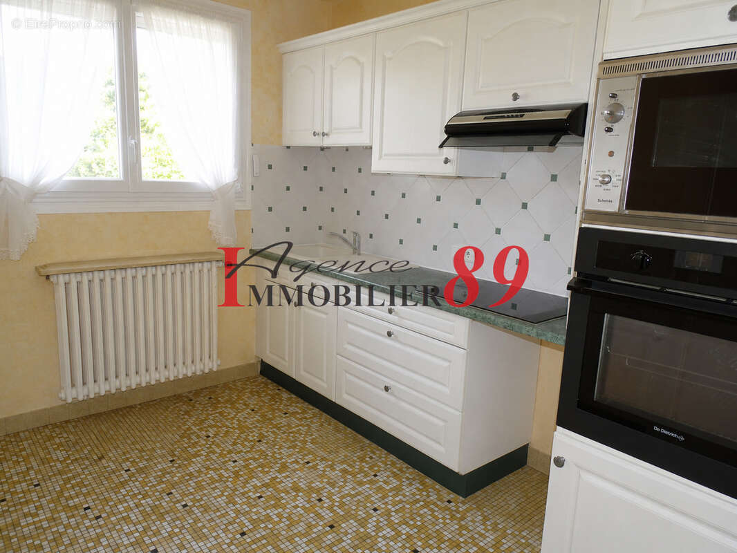 .  Au sous-sol, vous trouverez un débarras, une salle d'eau avec WC, une buanderie/cellier, une chaufferie ain - photo 11