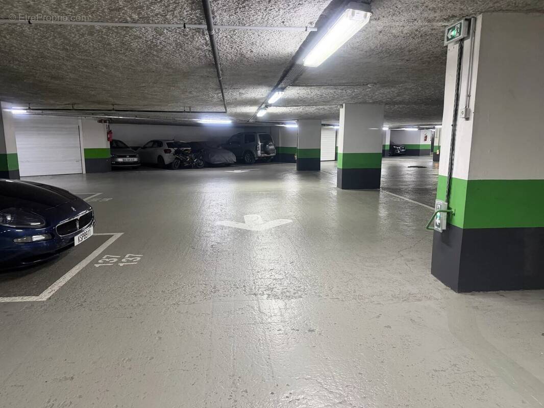 Parking à PARIS-16E