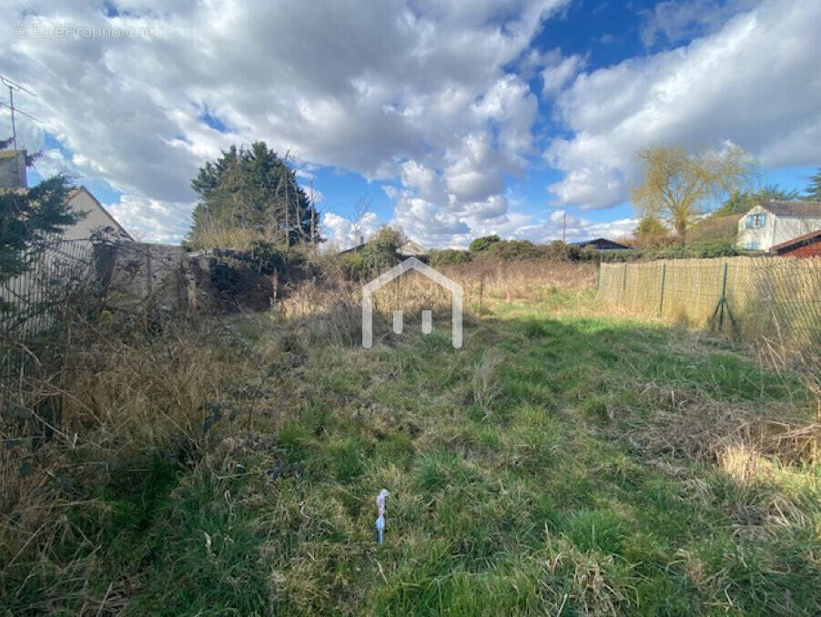Terrain à MONTAGNY-EN-VEXIN