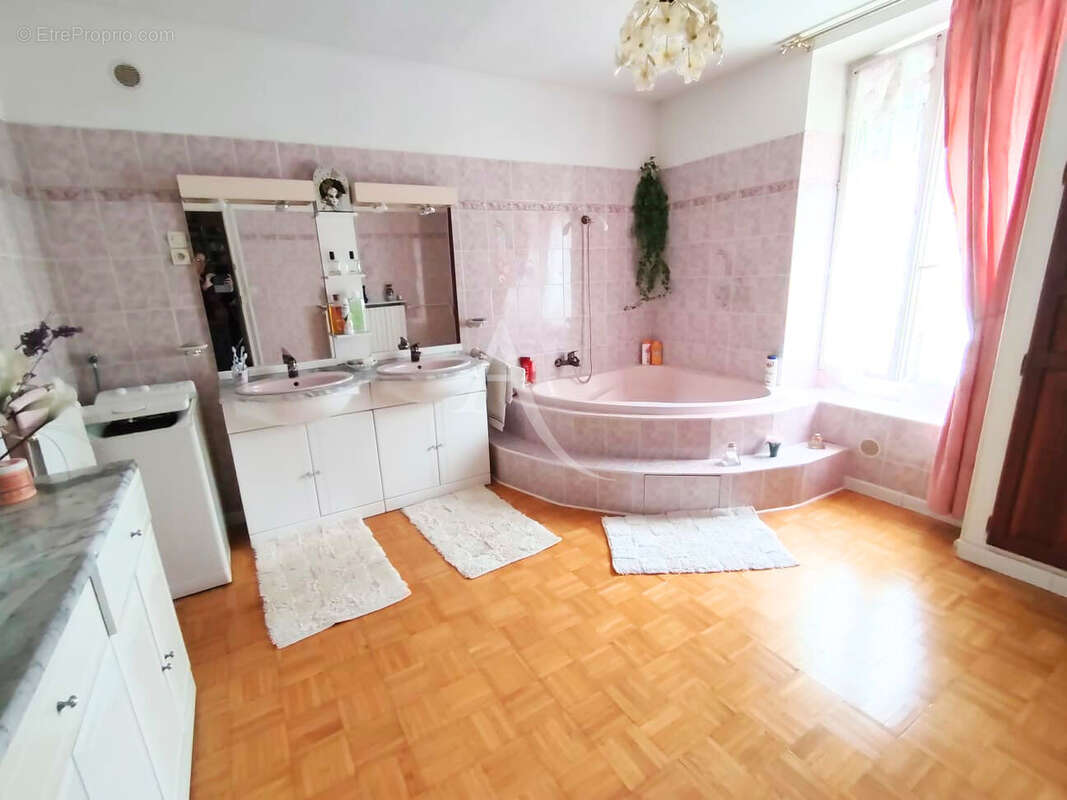 Maison à OZOUER-LE-VOULGIS