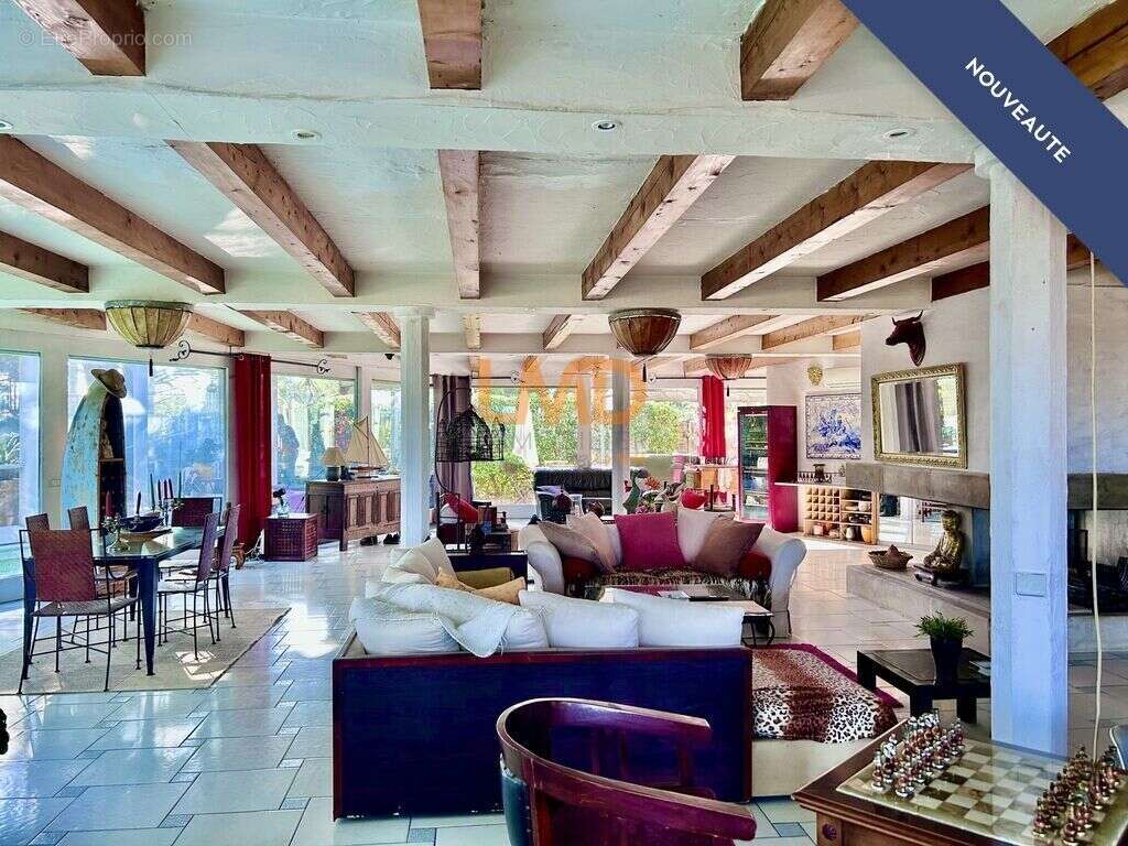 Maison à VESTRIC-ET-CANDIAC