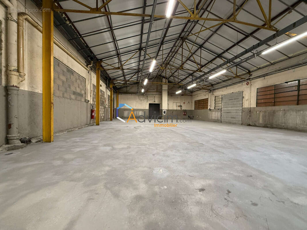 Commerce 235 m² à Saint-Genest-Lerpt  - photo 3