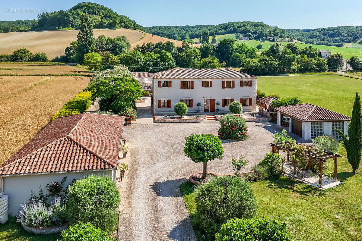 Stunning country property with guest annexes, garaging, pool and land - photo 6