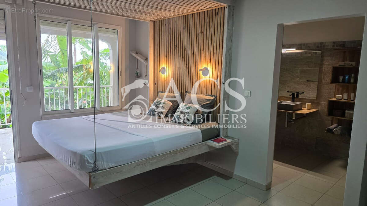 **À vendre : Superbe villa rénovée avec vue mer et campagne   Le Marin** - photo 4