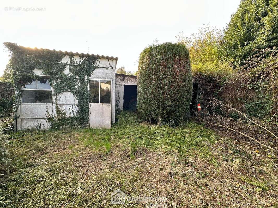 Vous disposez d'un bâtiment - Terrain à CHAILLEVOIS