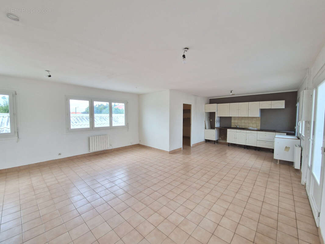 Appartement à MILLERY