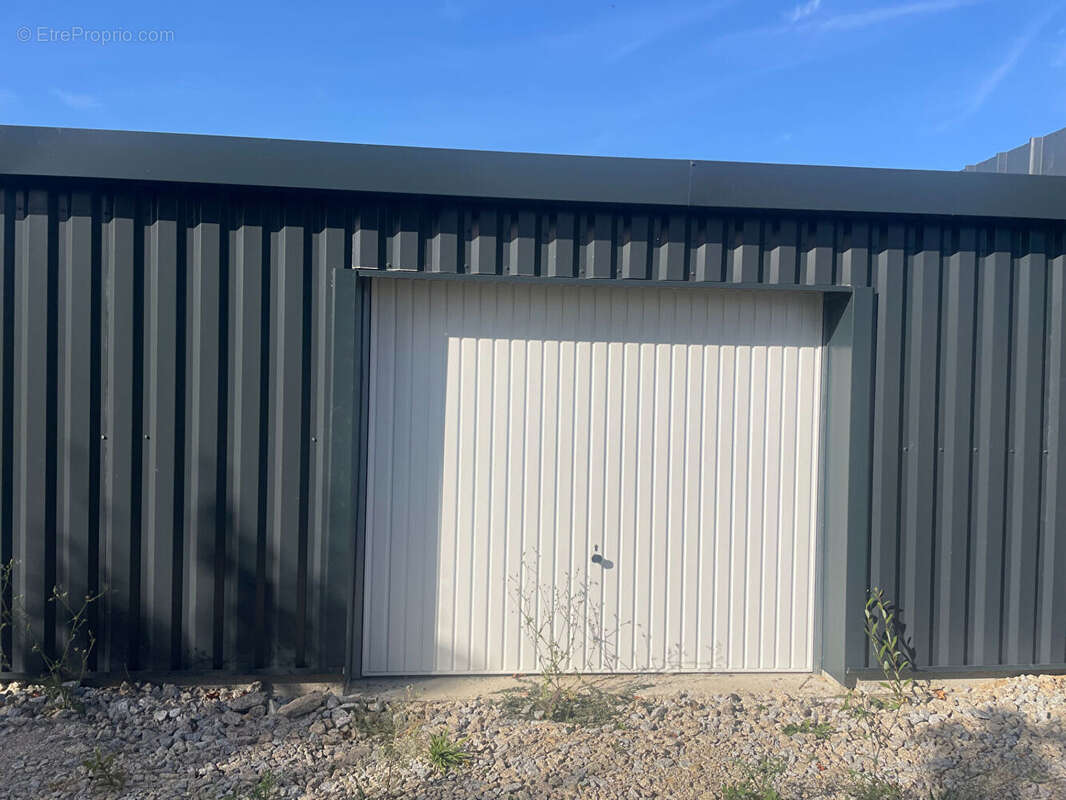 Parking à SAINT-JEAN-BREVELAY