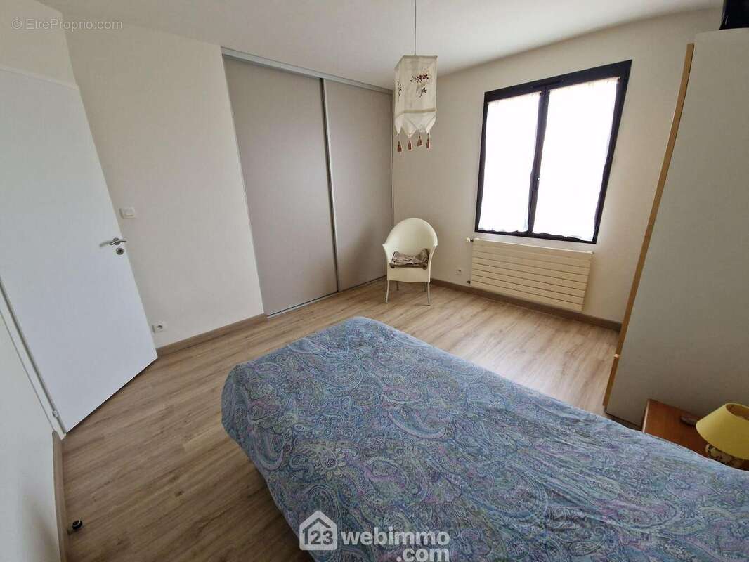 Une autre de ces 5 chambres. - Maison à LA ROCHE-SUR-YON