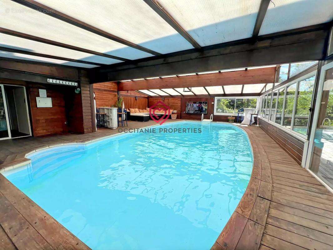 Propriété de caractère avec piscine intérieure - photo 2