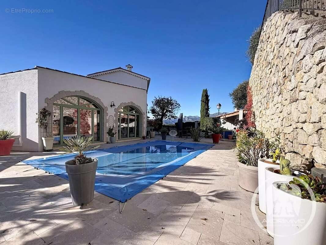 Maison à CASTAGNIERS