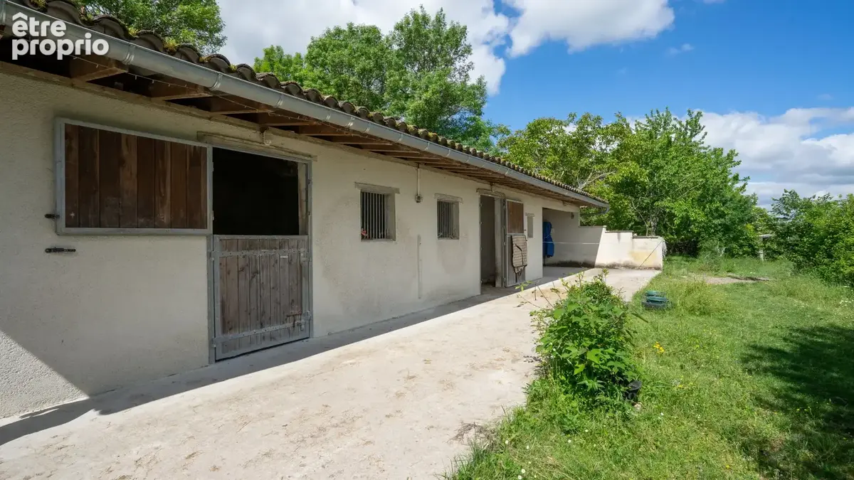 Propriété équestre de caractère avec 5 hectares, piscine couverte et dépendances - photo 26