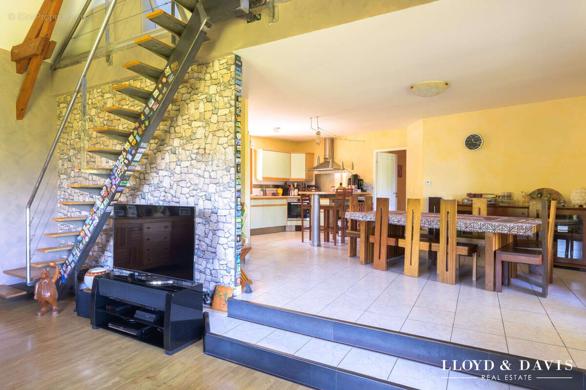 Maison à LA COMBE-DE-LANCEY