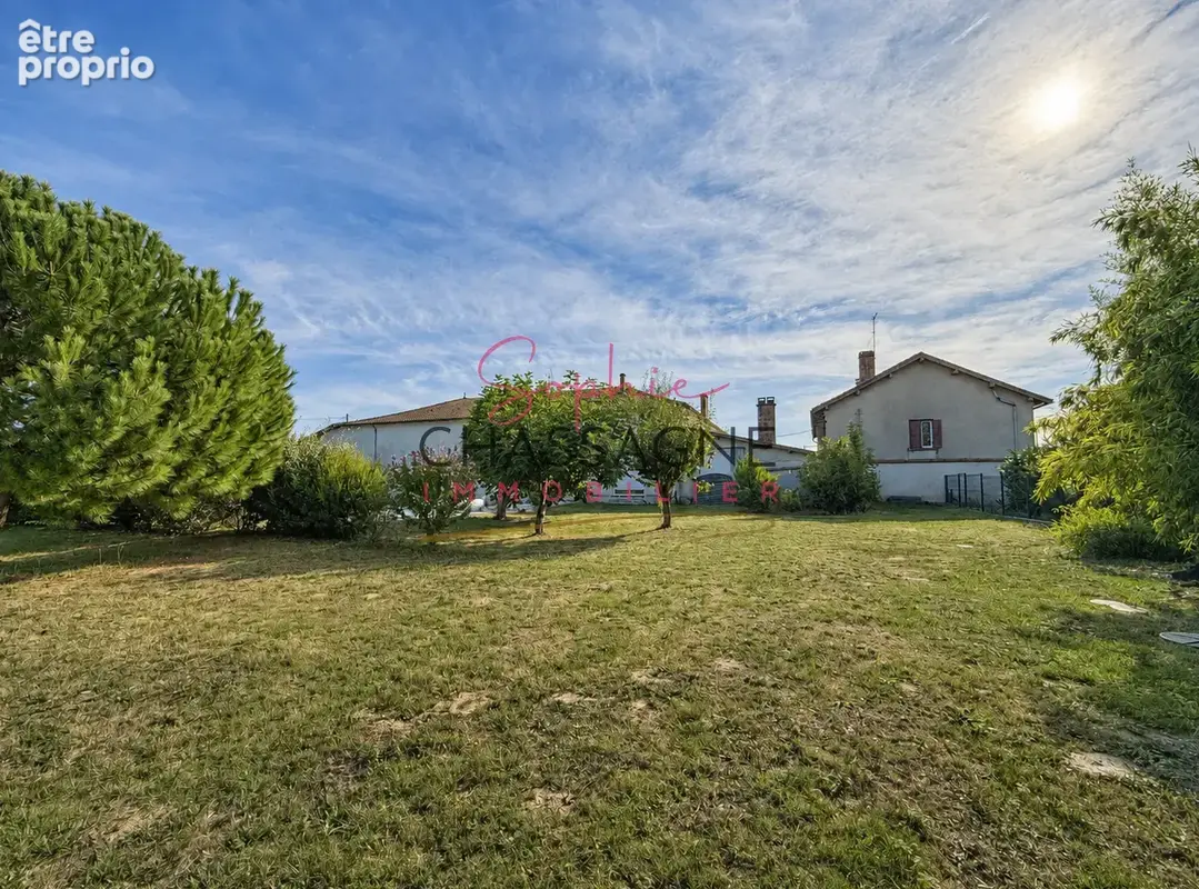 Propriété en pierre avec 2 logements sur 8718 m2 de terrain. - photo 1