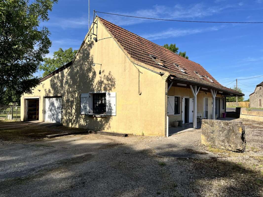 Maison 230 m² à Bantanges  - photo 3