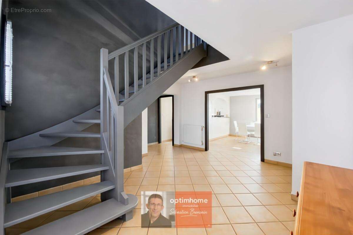 Dole – Grande maison familiale de 295 m² avec 7 chambres et jardin de 1 700 m² - photo 7