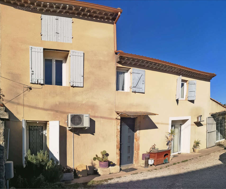 Maison à SAINT-CHAPTES