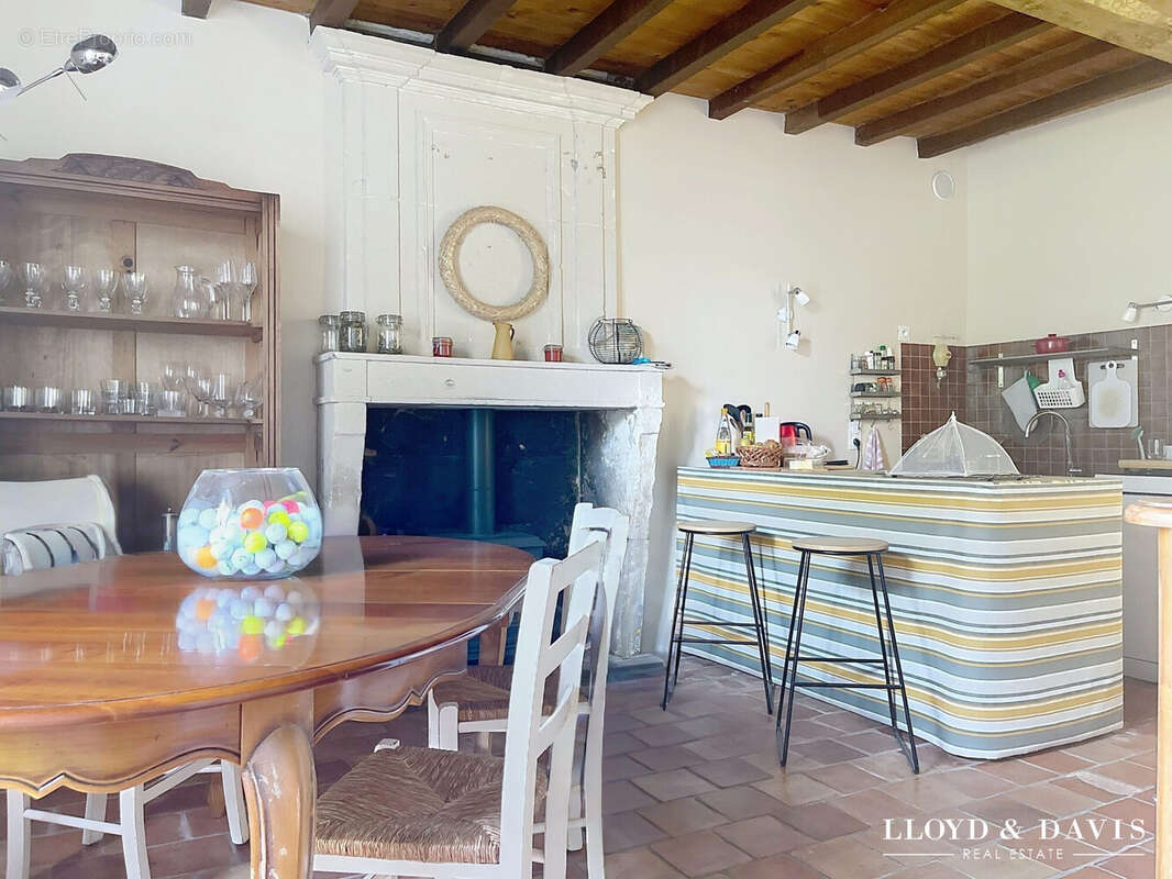 cuisine/salle à manger avec poêleà bois - Maison à SAINTE-RAMEE