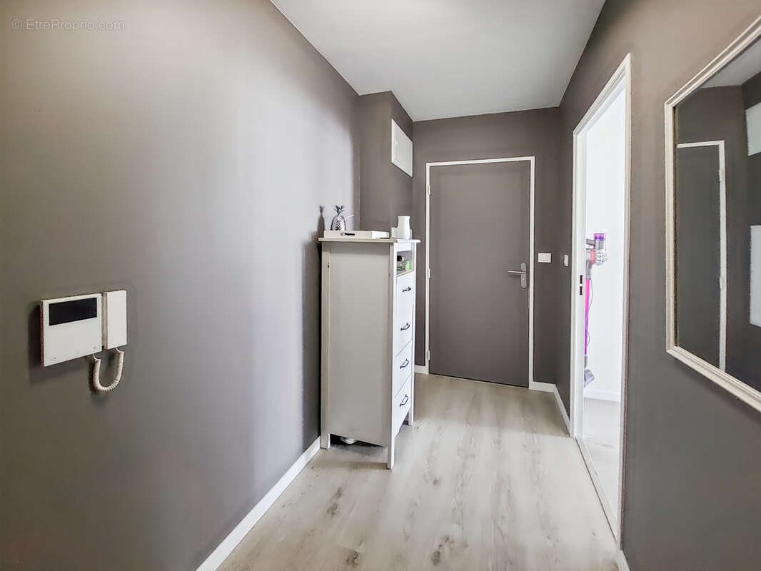 Grand F2 très lumineux / 1 chambre de 14 m2 environ / dressing ou bureau de 8.24 m2 /  balcon de 6.32 m2 parki - photo 5