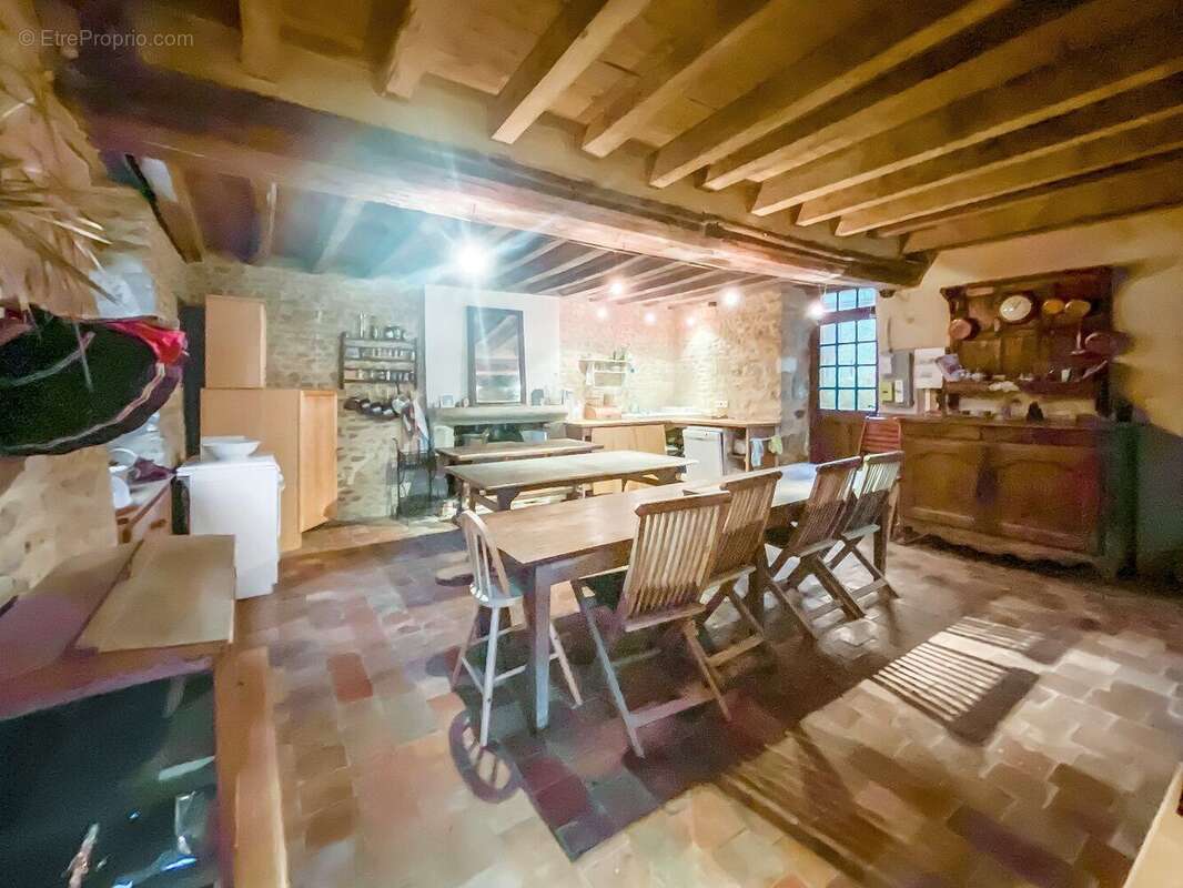 Prieuré du XVe siècle comportant un manoir, une maison d'habitation et une grange - photo 3