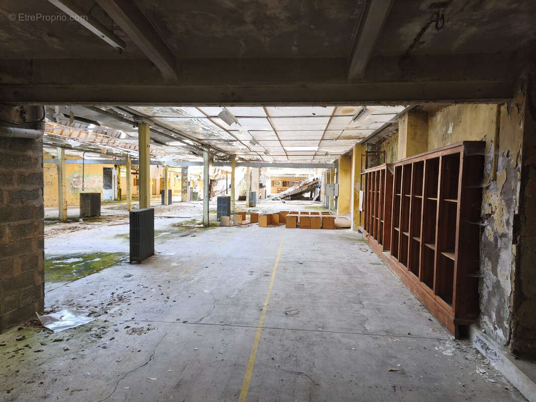 Ensemble immobilier 6 000 m2 à réhabiliter   Cœur de bourg, sortie A51 - photo 2