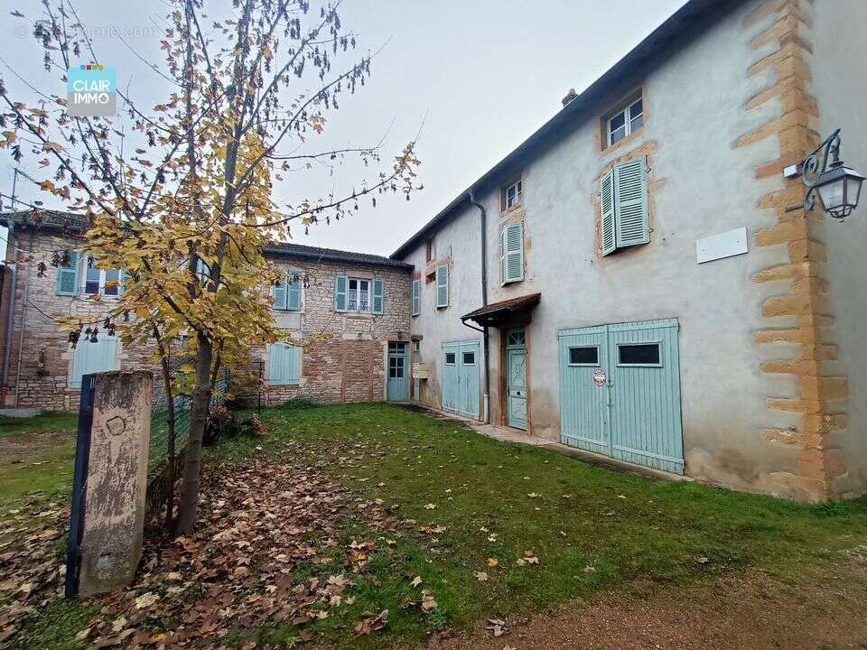 A AZE PROCHE MACON EN BOURGOGNE ENSEMBLE IMMOBILIER 6 PIECES DE - Maison à AZE