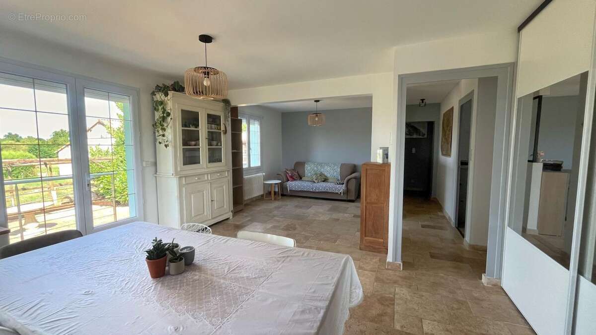 Maison à BAGE-LA-VILLE