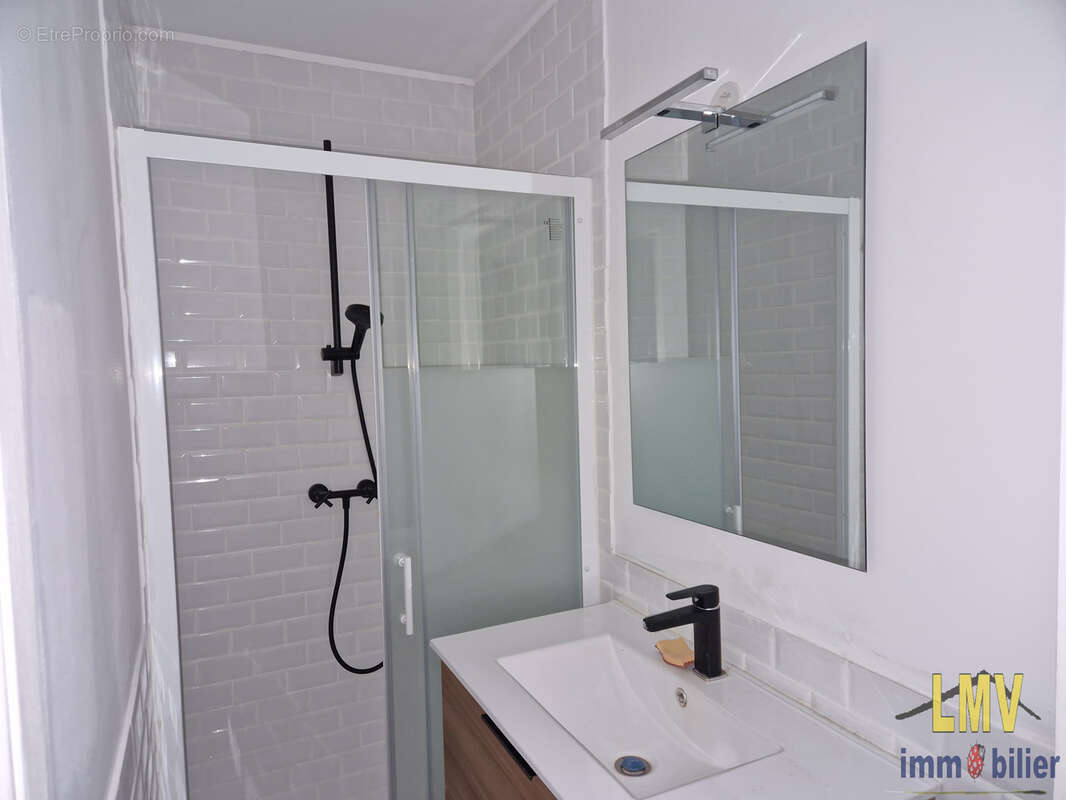 Immeuble avec local commercial et appartement T2 bis - photo 6