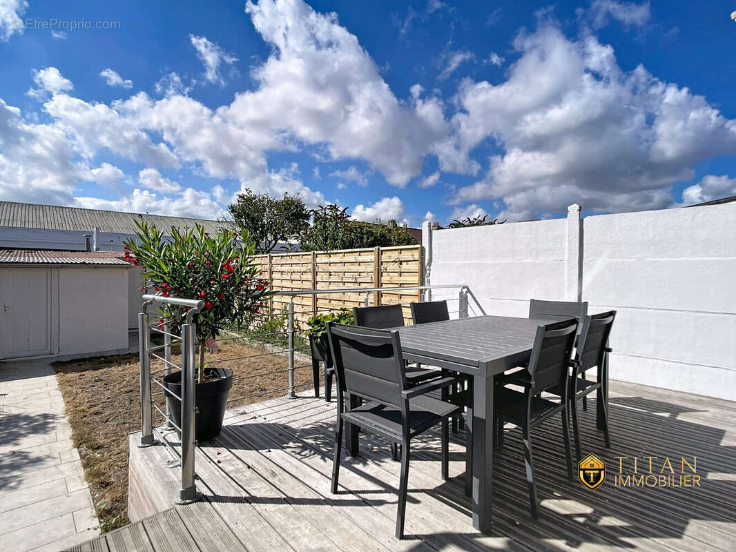 Maison mitoyenne avec 2 chambres, un bureau, comble aménageable, jardin exposé sud et grand garage à Dunkerque (59240)