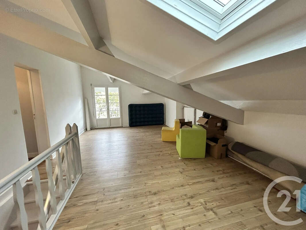 Maison à SAINT-MEDARD-DE-GUIZIERES