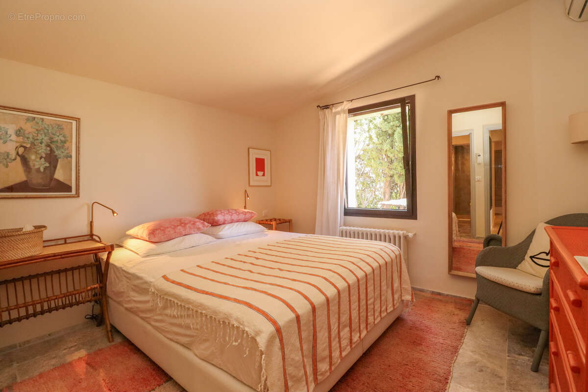 Maison à CHATEAUNEUF-GRASSE
