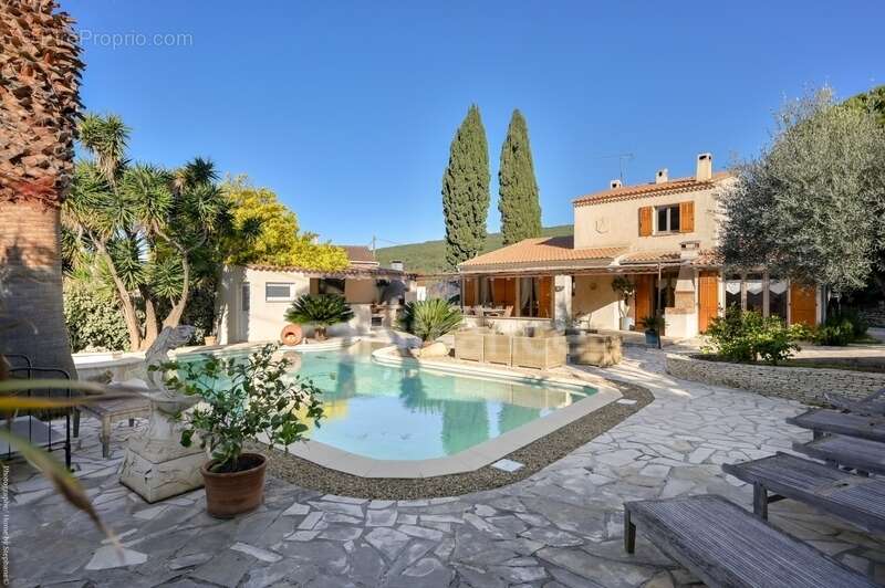 Maison à CEYRESTE