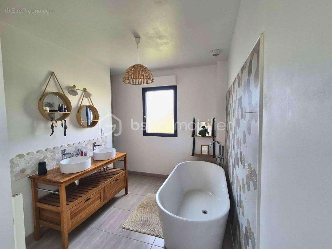 Exclusivité Maison contemporaine de 2018 – 154 m² – DPE A – Plain pied et Suite parentale – Terrain 1 139 m² – Garage - photo 12