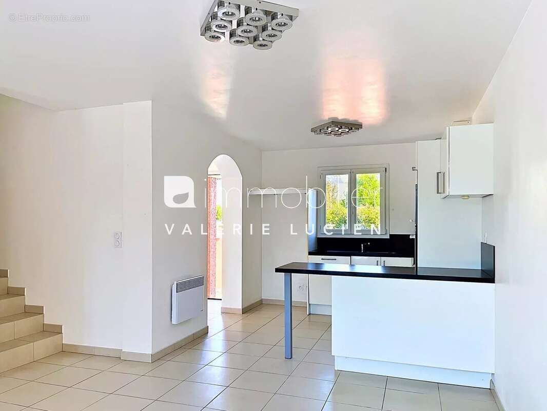 Maison lumineuse avec piscine et terrasse - photo 2