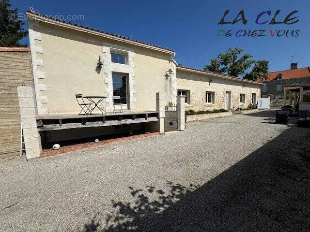 Maison à SAINT-HILAIRE-DES-LOGES