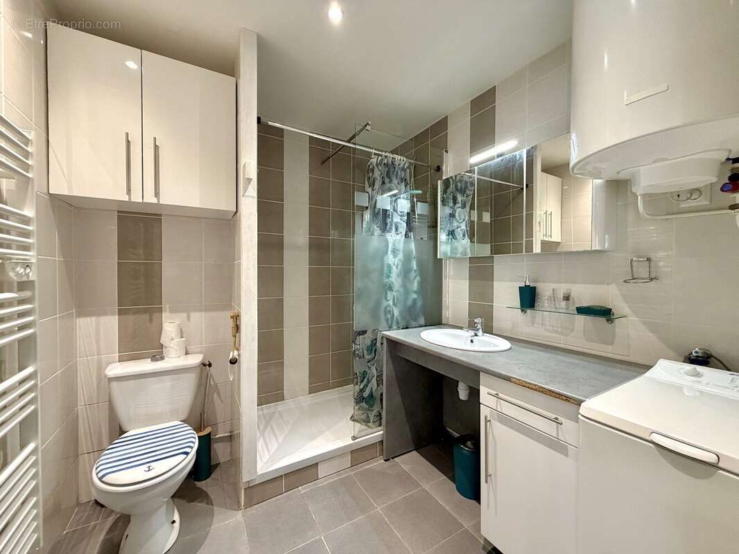 Salle d'eau / wc - Appartement à SAINT-HILAIRE-DE-RIEZ