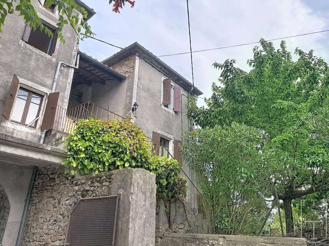 Maison en pierre A RENOVER avec possibilité de créer plusieurs logements. - photo 10