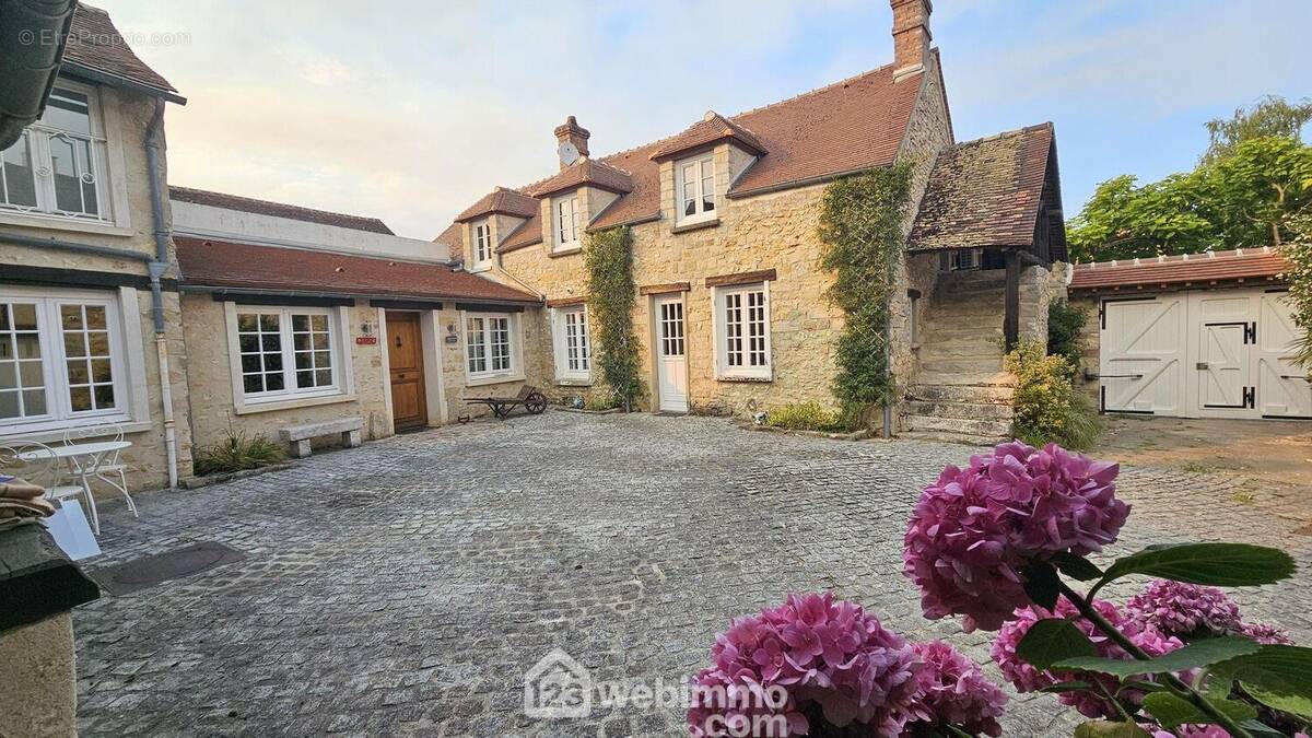 Une autre vue de la maison avec sa cour en pavée. - Maison à MOIGNY-SUR-ECOLE