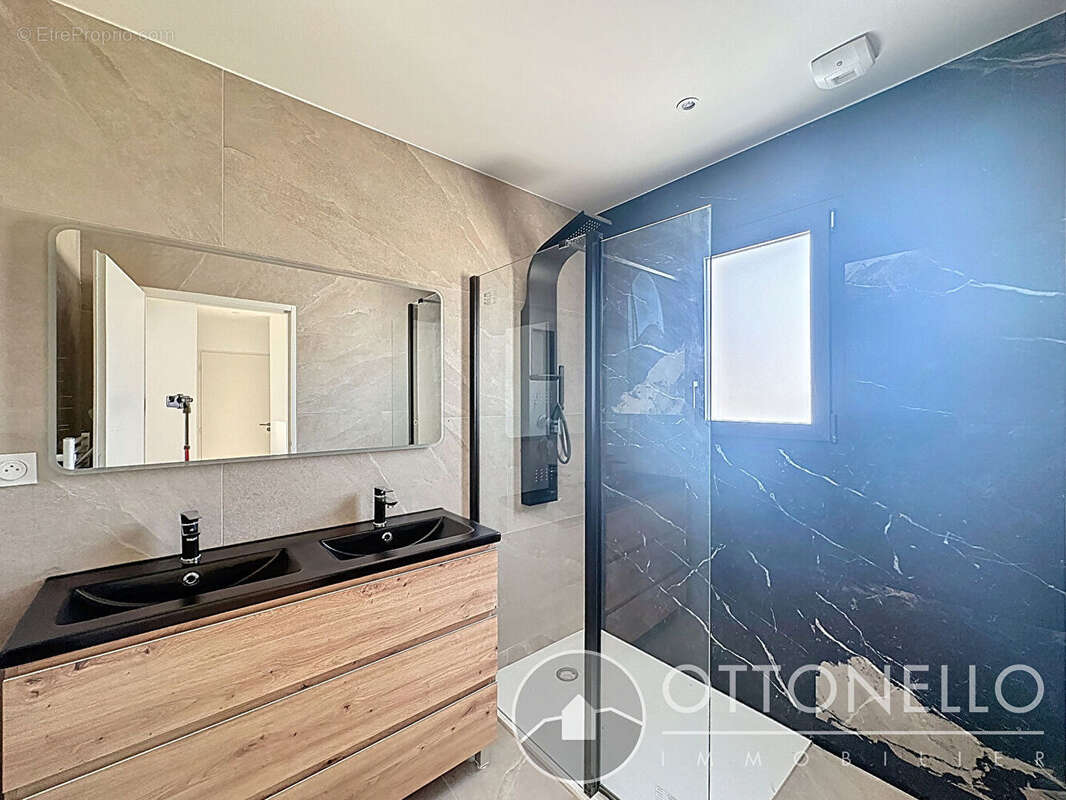 Maison à ROQUEBRUNE-SUR-ARGENS