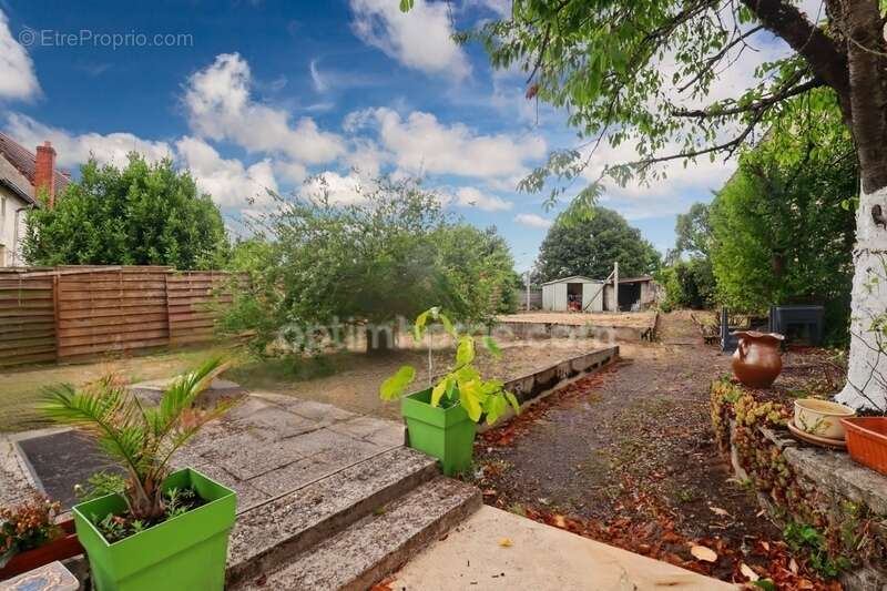 Maison Individuelle de  Centre Bourg - 5 pièces  - 4 chambres - Terrain de 505 m² - MAGNAC LAVAL   (87) - photo 2