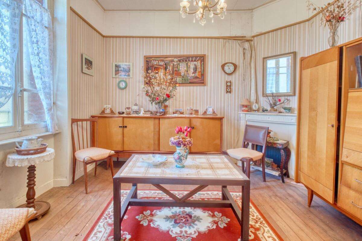 Maison à LA ROCHE-CANILLAC