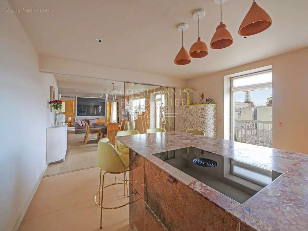 Appartement à PARIS-16E