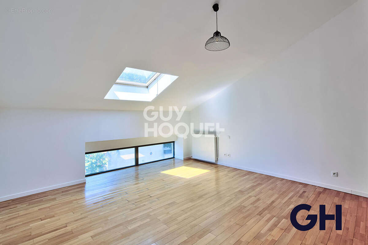 Loft - Sathonay Camp 210 m² - photo 12