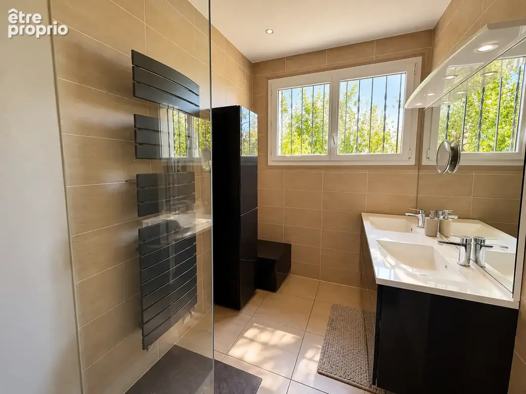 Propriété de 232 m2 avec piscine et jardin paysager - photo 12